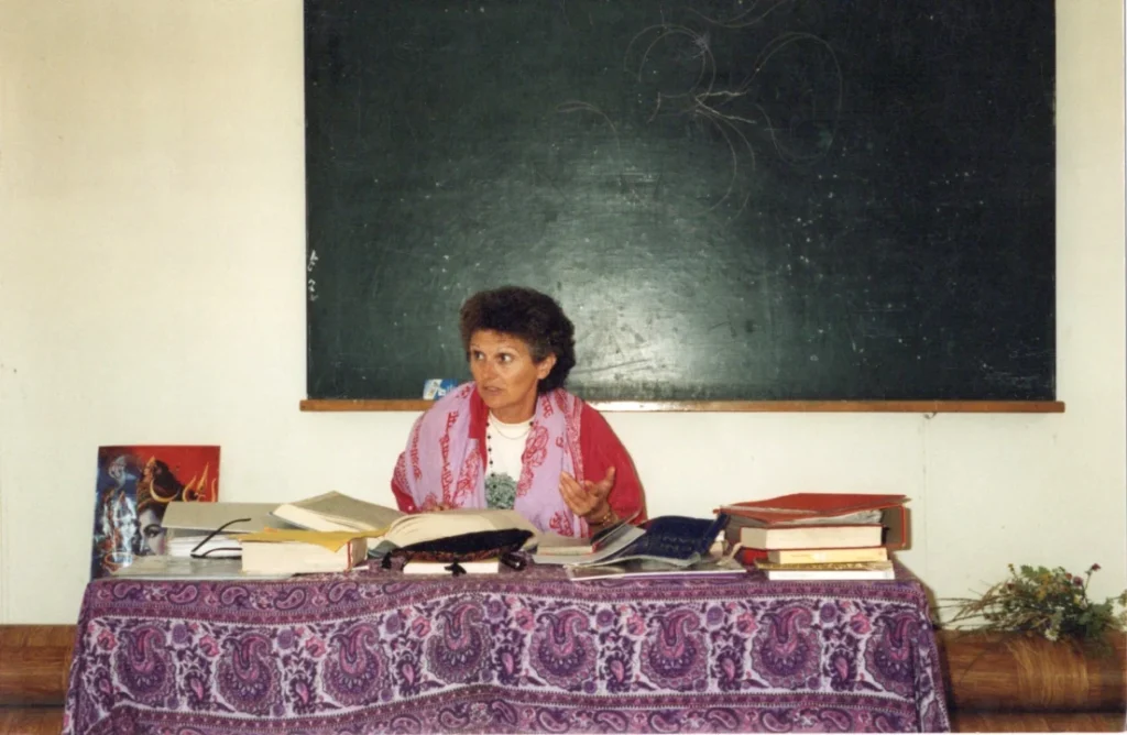 Traducteur de sanskrit français et français sanskrit, on voit Dipa Hélène Marinetti donner un cours