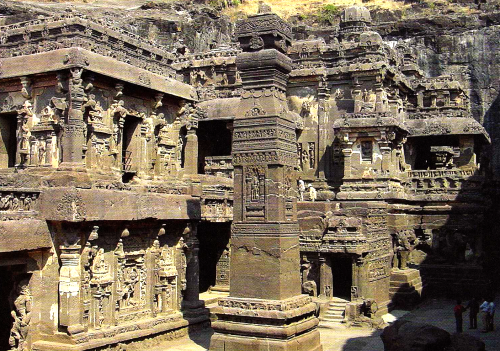 Deva, les êtres de lumière. Par Dîpa Hélène Marinetti, Image du Temple creusé à même la roche dans le sud de l'Inde (Kailasa).